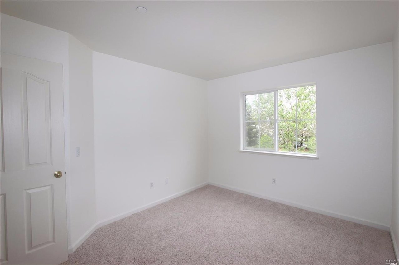 2525 Edgewater Dr