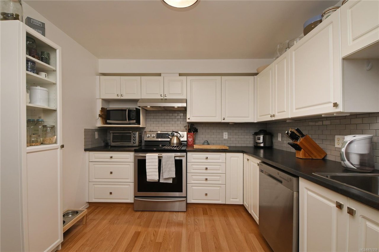 105-3400 Quadra St