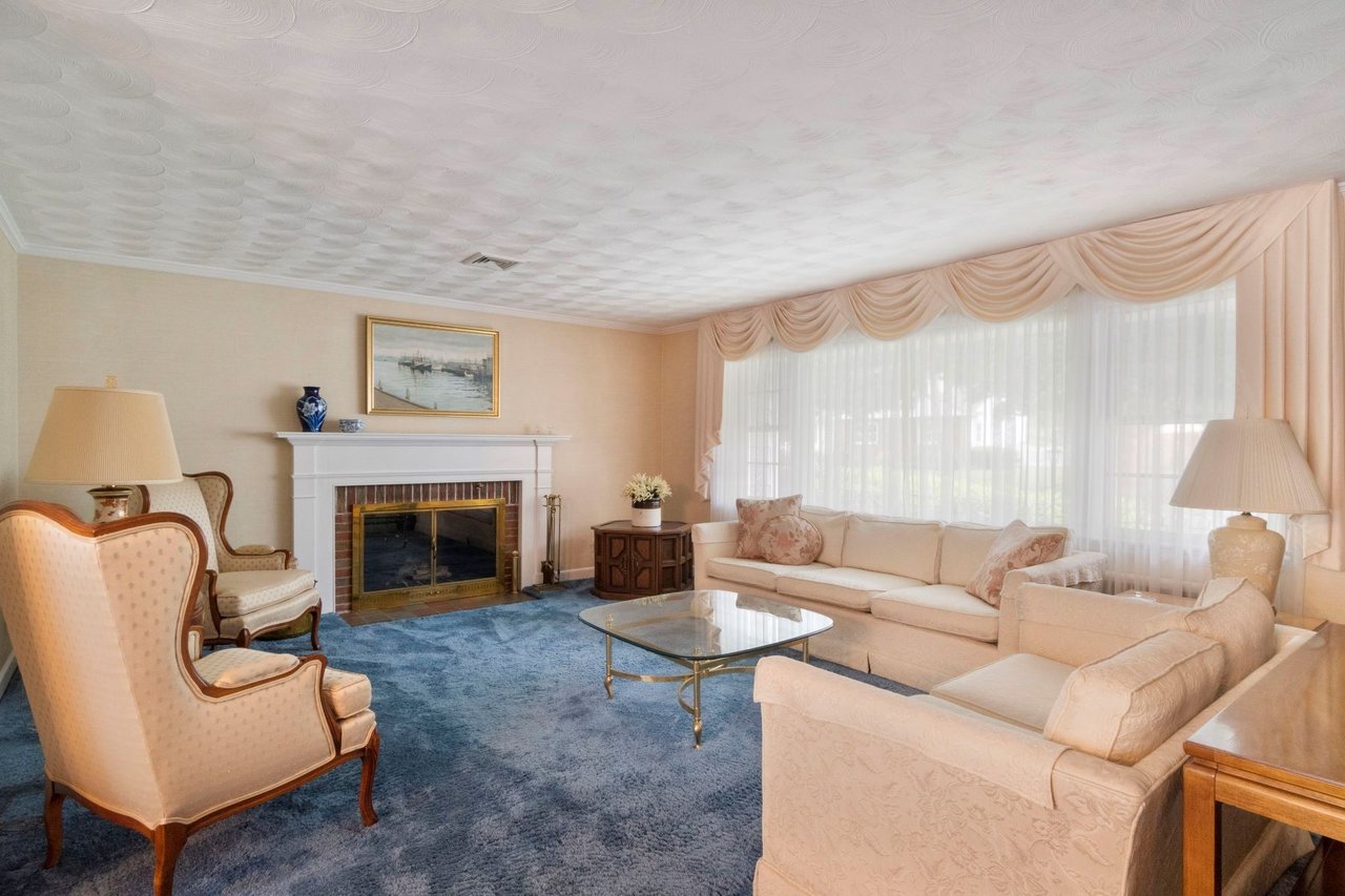 41 Lawrence Ln