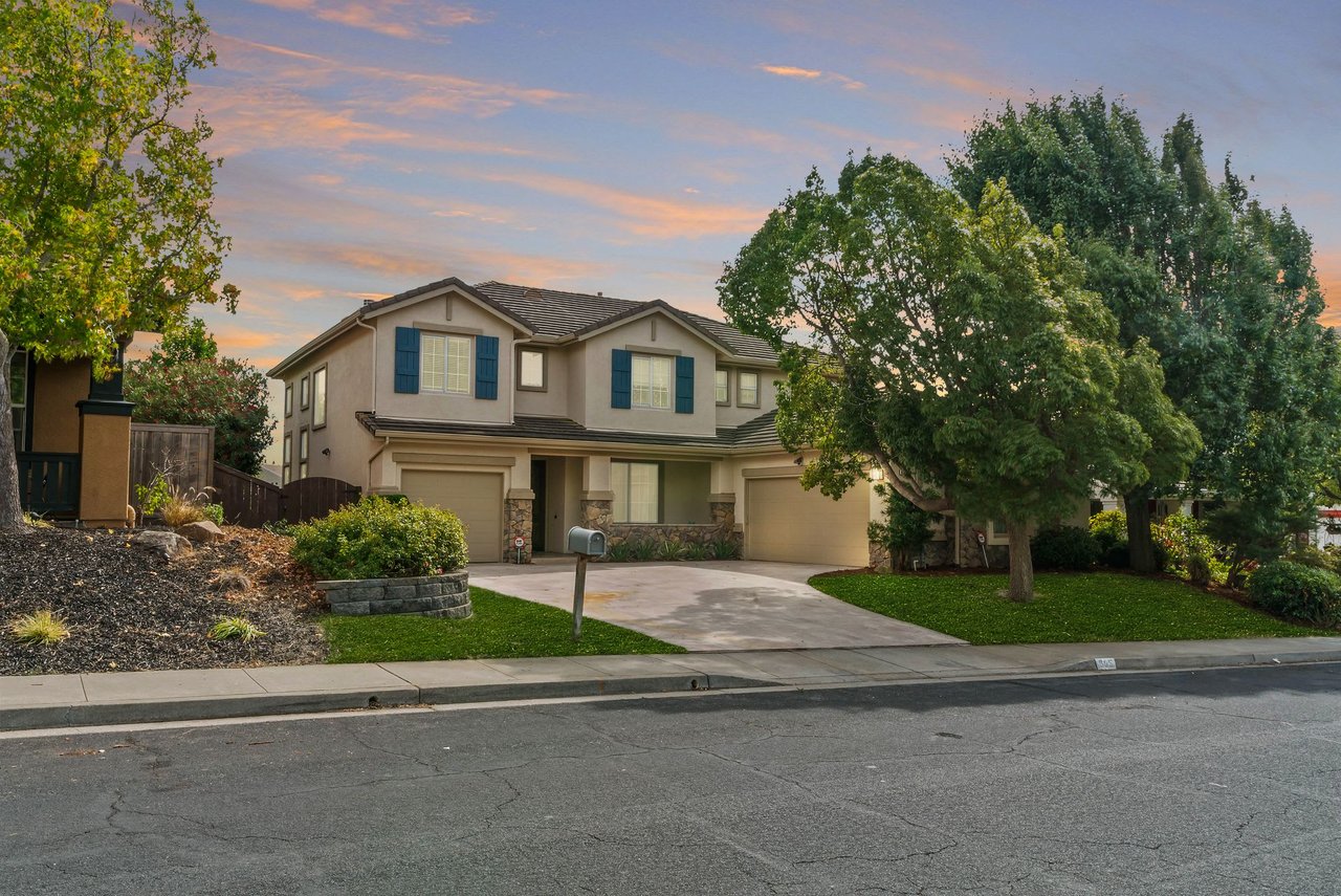 Stunning Two Story Home In Benicia