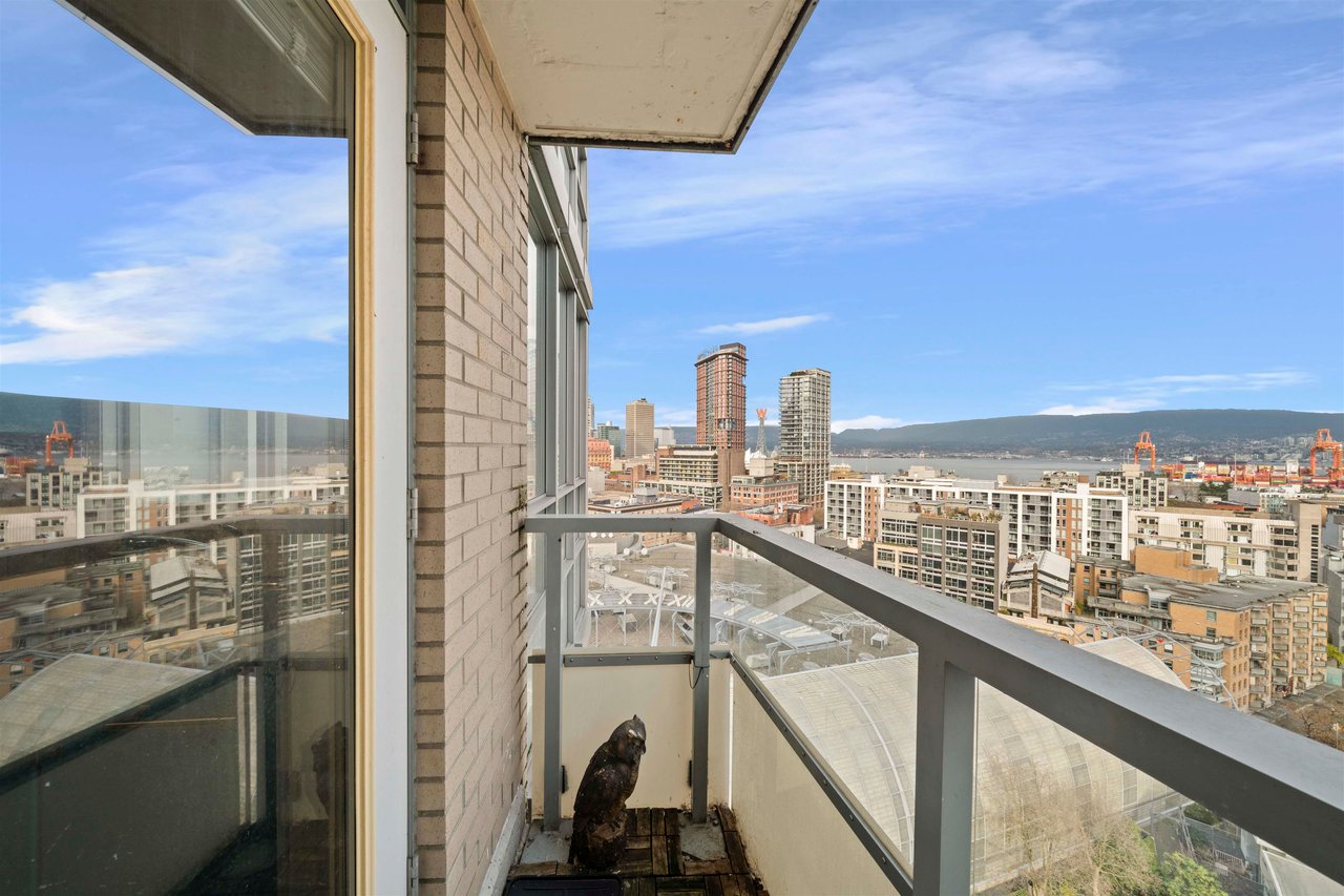 1905-63 Keefer Pl