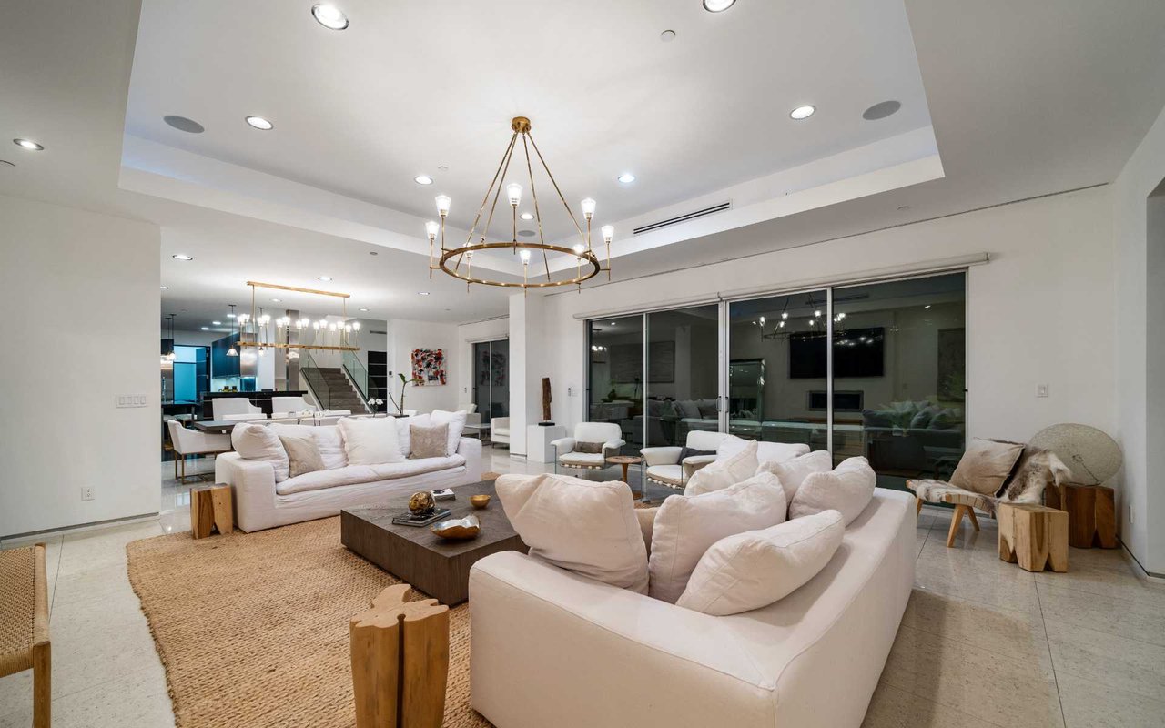 Travis Modern Mansion - Brentwood