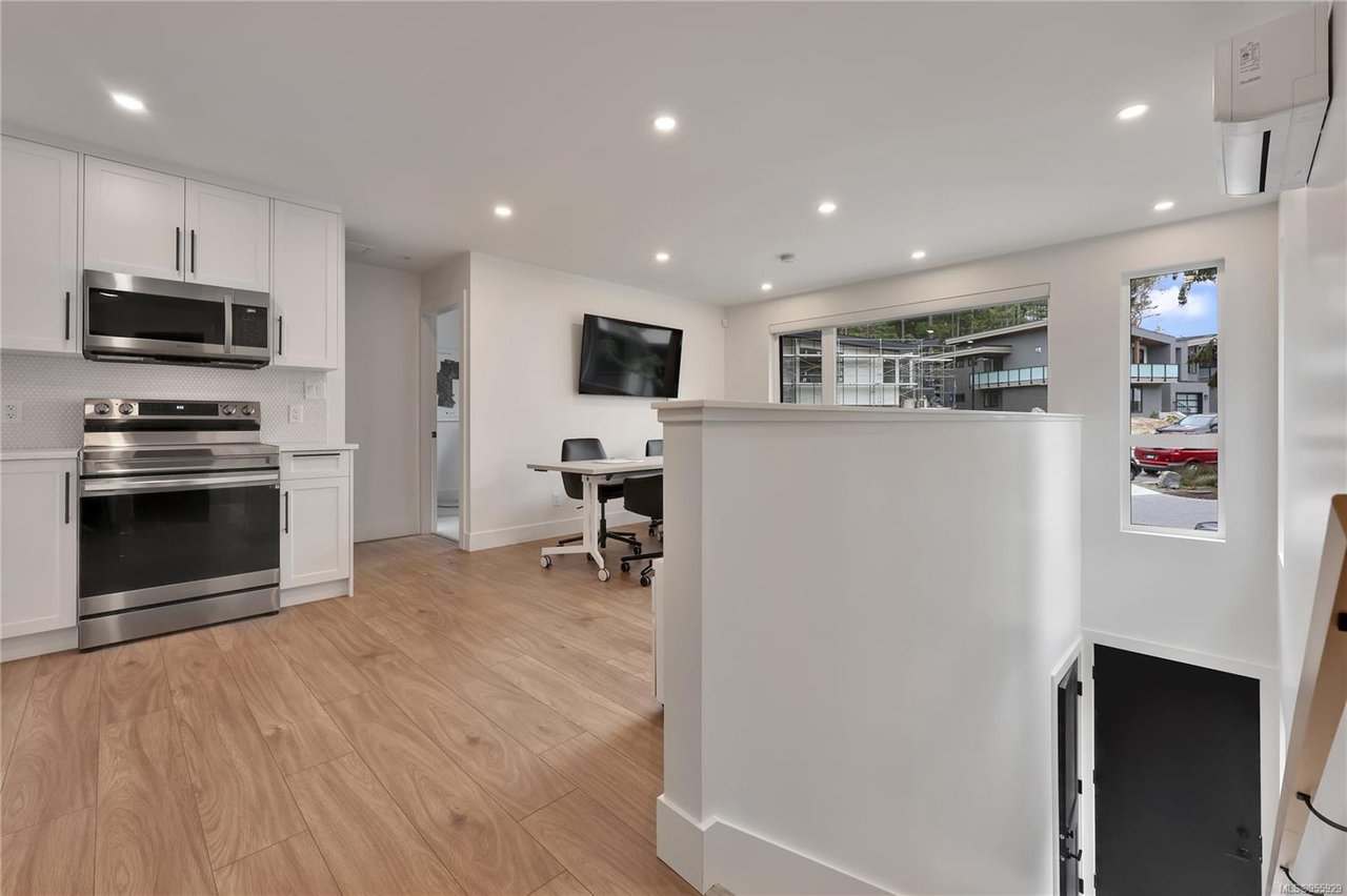 679 Medalist Ave