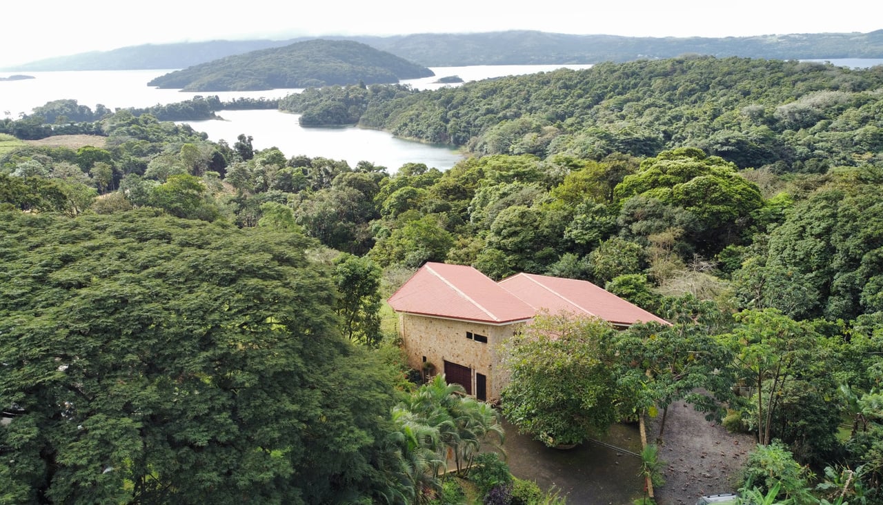 Luxury Lakefront Villa Guesthouse, Lake Arenal, Alajuela