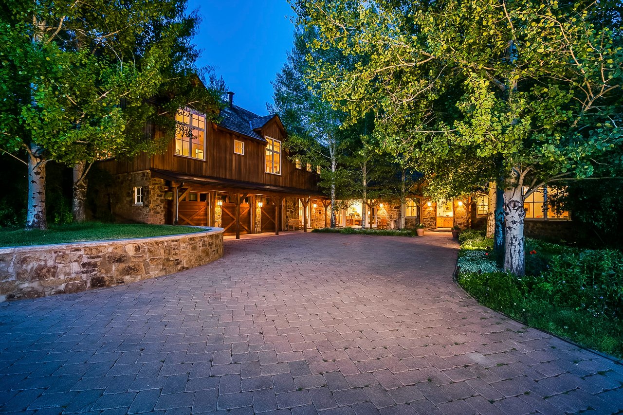 1092 Woody Creek