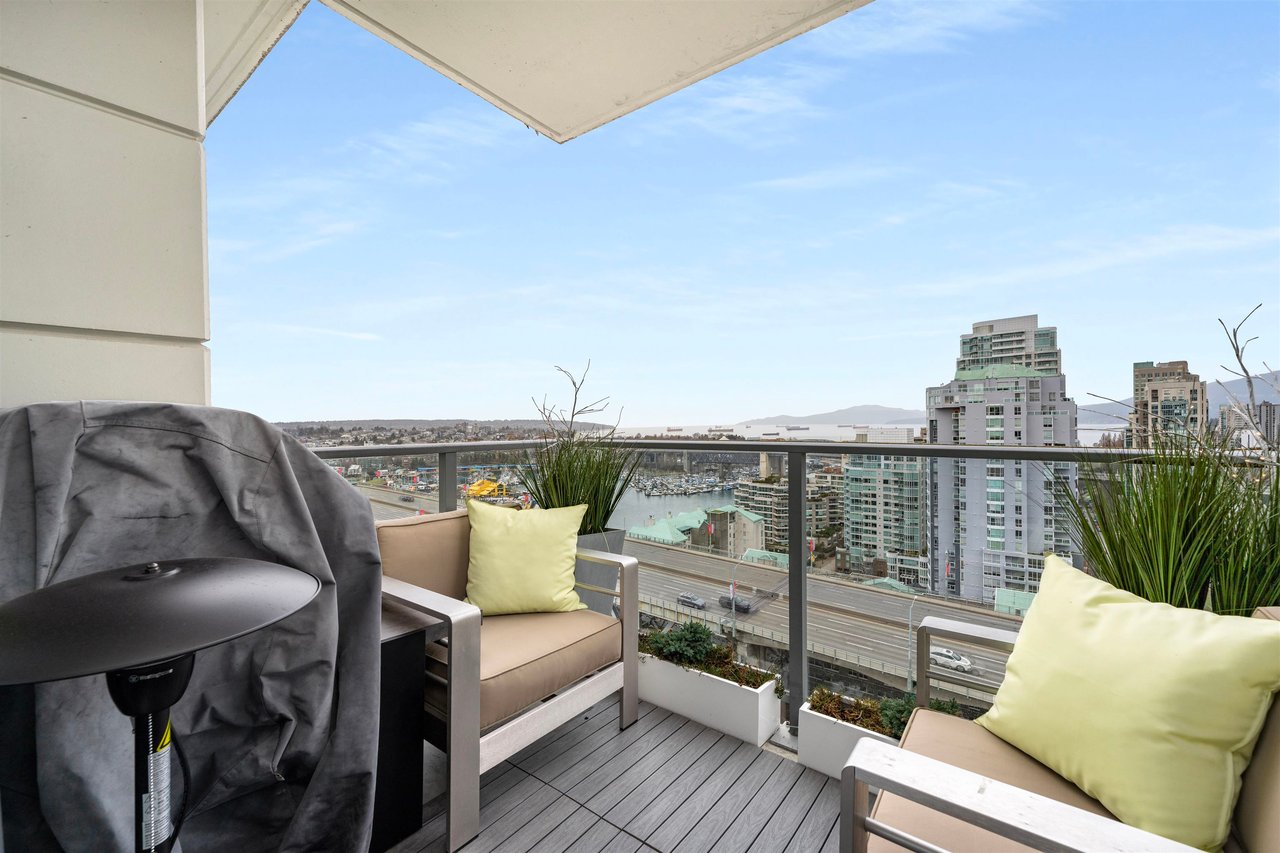 2205-638 Beach Cres