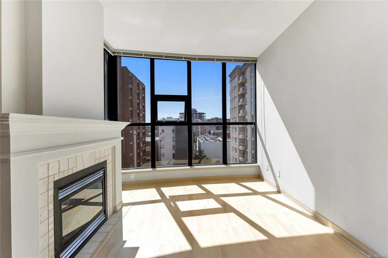 705-860 View St