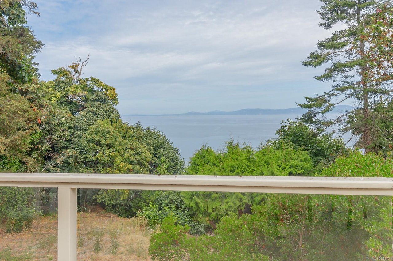 2270 Arbutus Rd