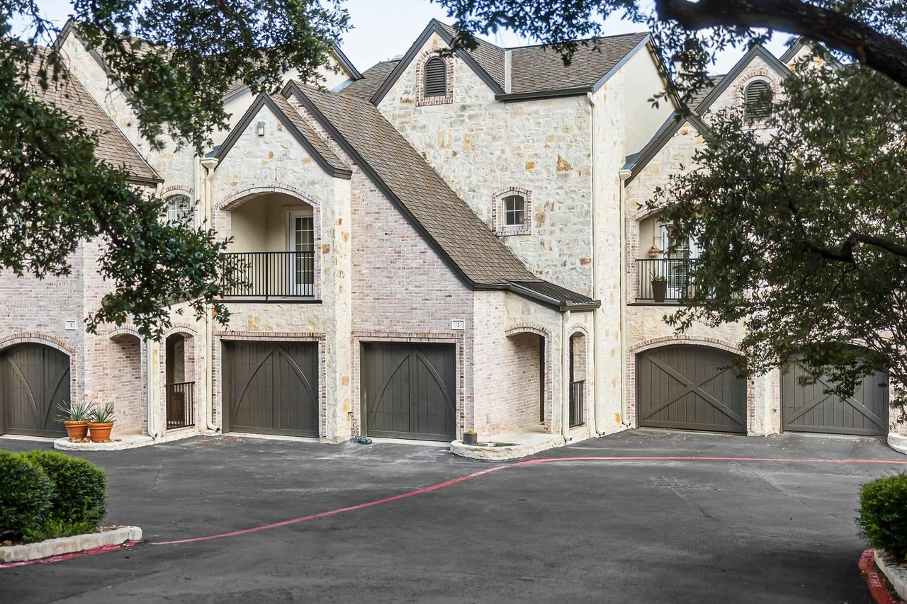 Lock and Leave just minutes to Downtown in the Eanes ISD!