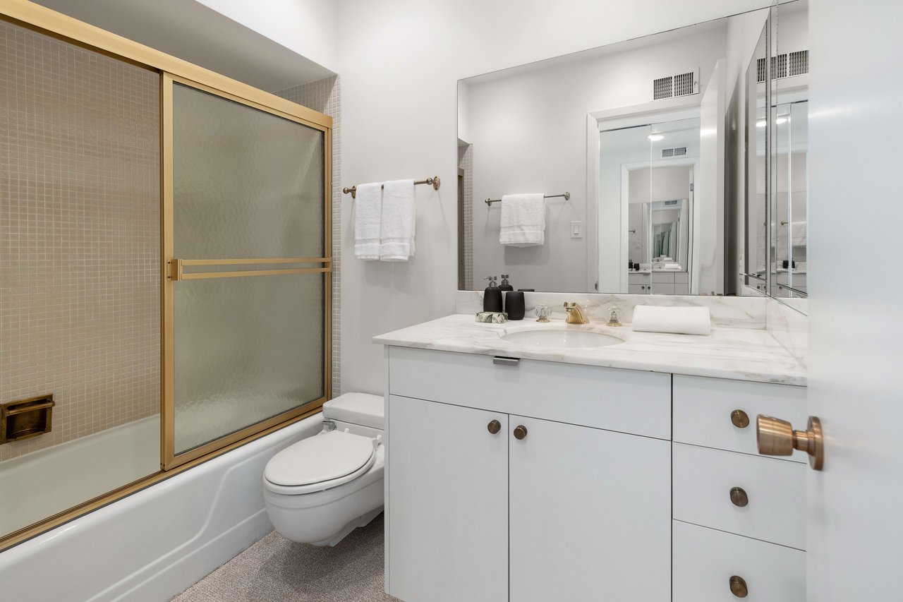 Showcase View Apartment at 1750 Taylor