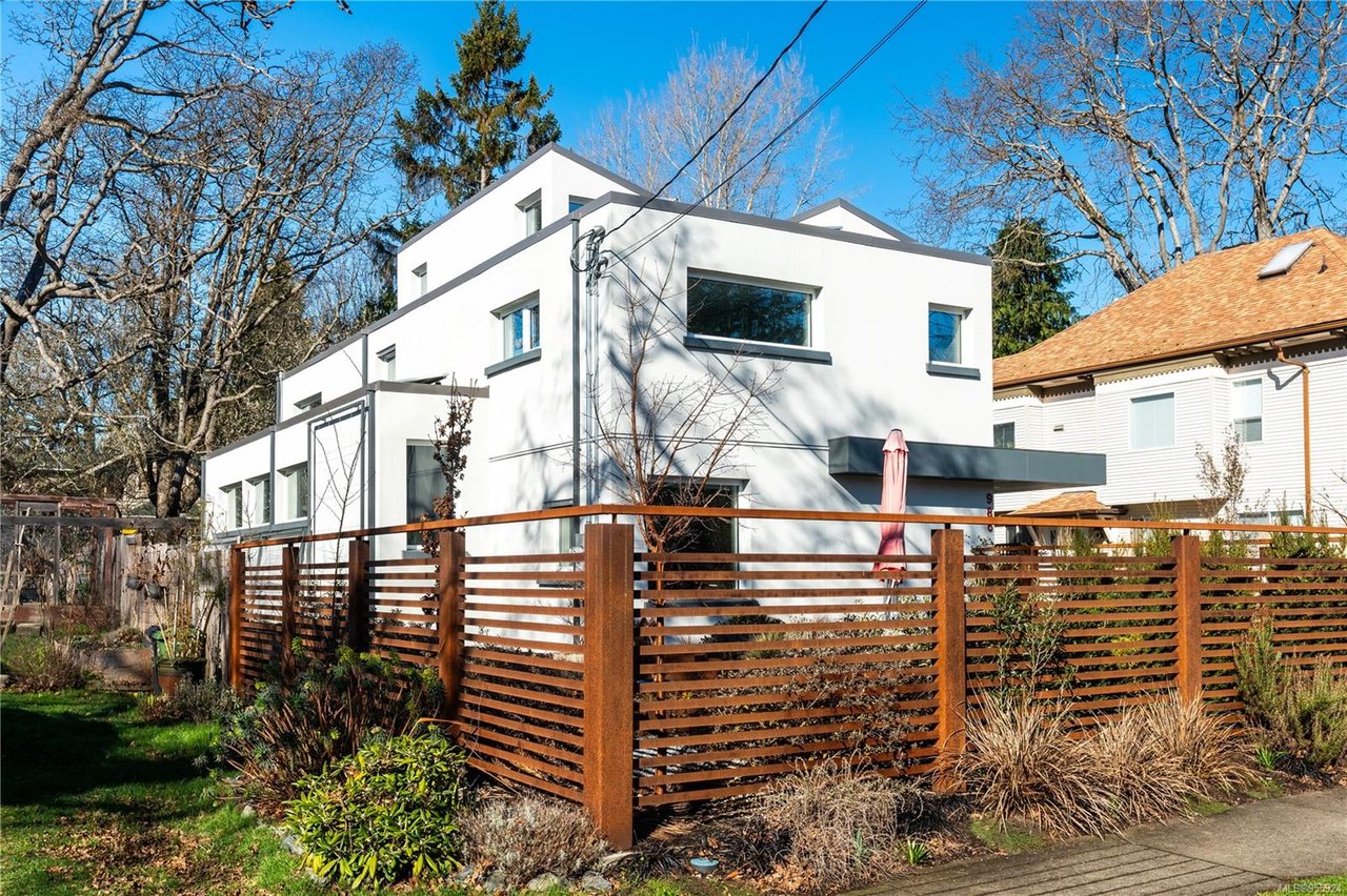 986 Cowichan St