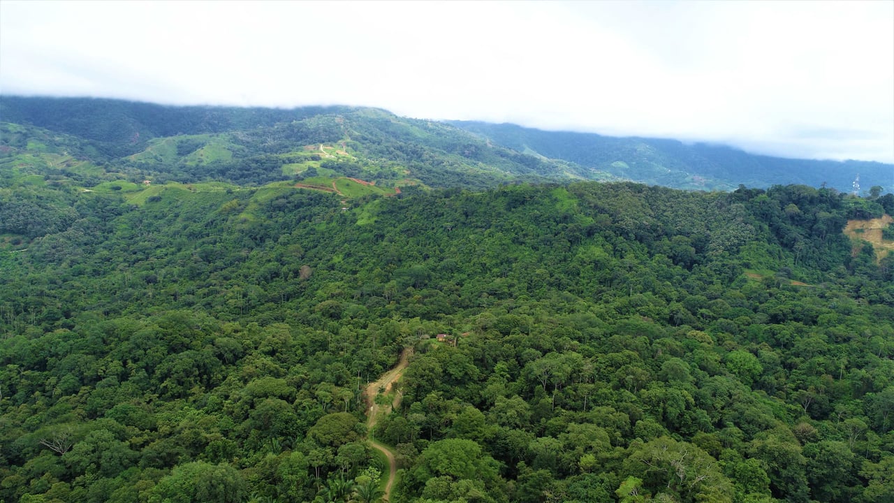 9 acres property with 360 panoramic views and 80m highway frontage