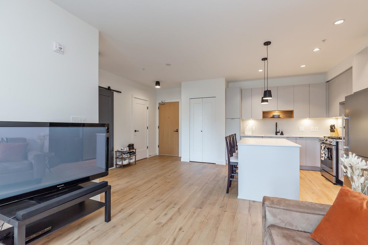 413-2493 Montrose Ave