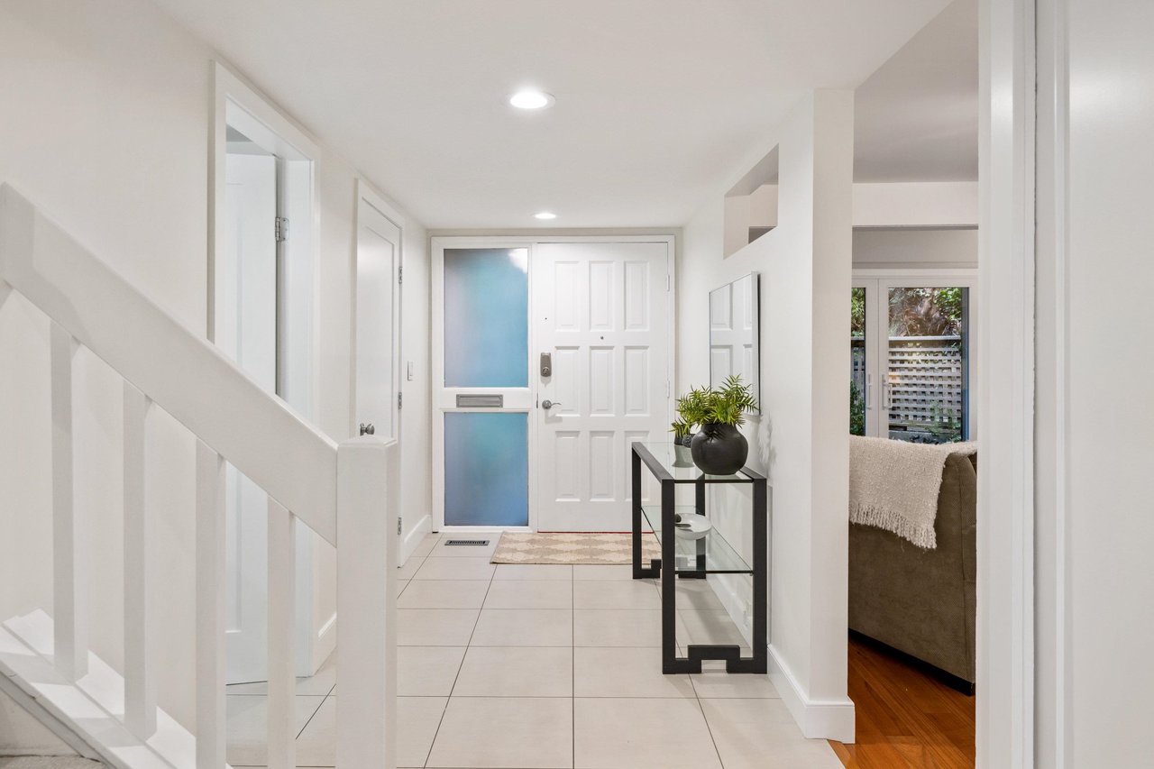 25-4957 Marine Dr