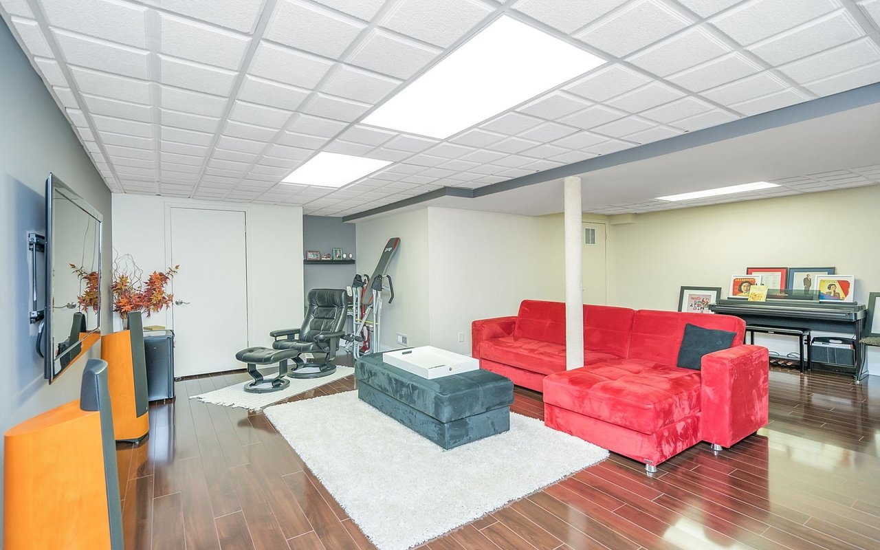 90 Frost Ln