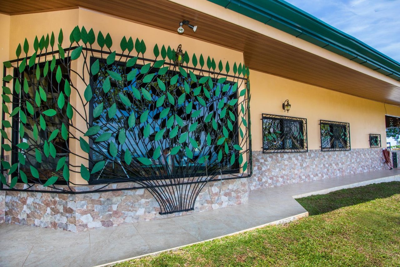 Incredible 7,000 Ft2 Ocean View Home With 200 Acre Reserve!