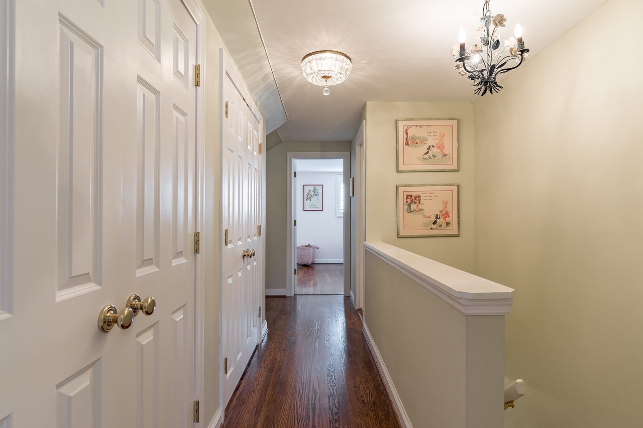 Darling 1.5 Story Home in Crystal Lake Park