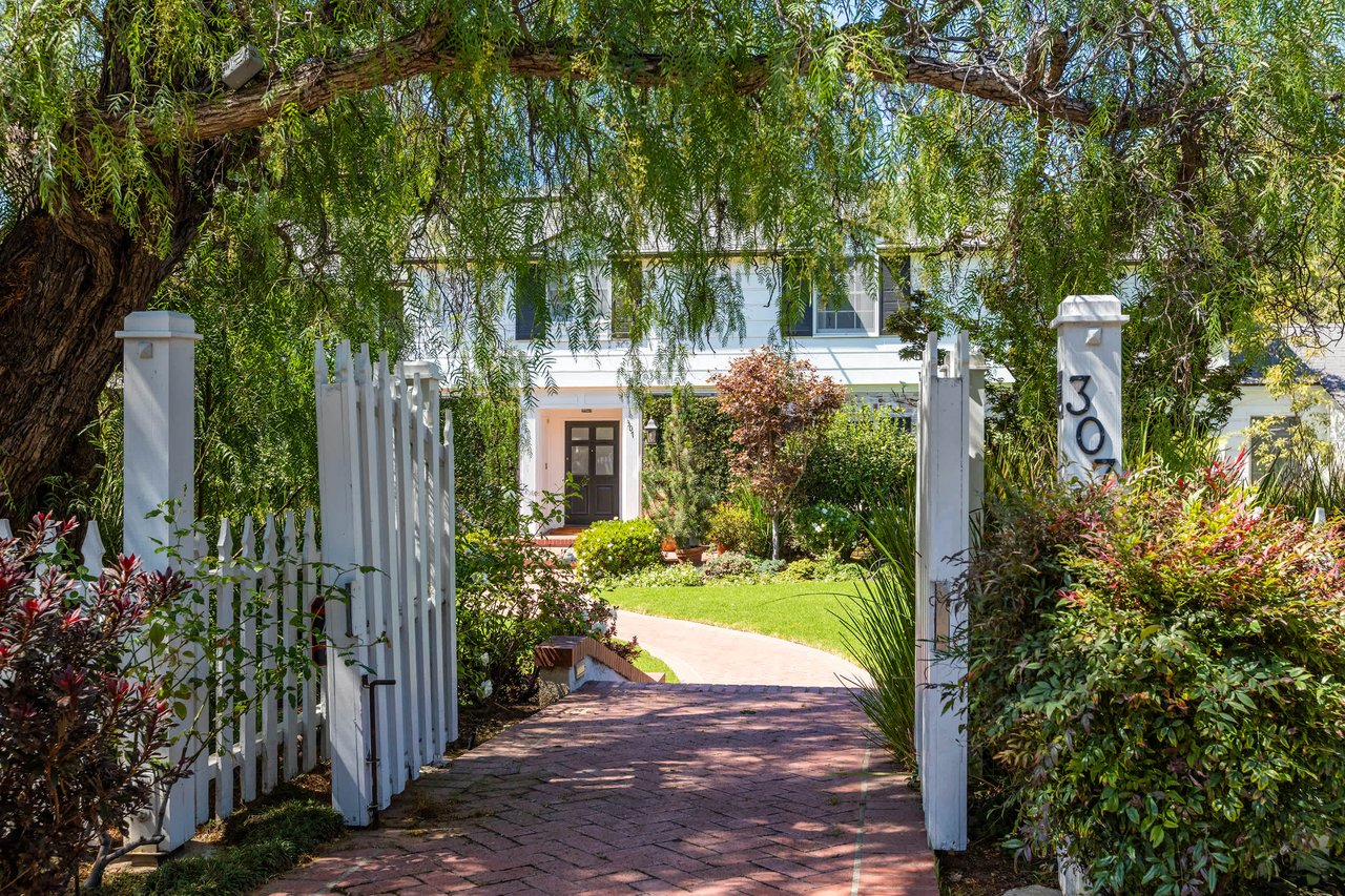 Beguiling Colonial In Brentwood Park