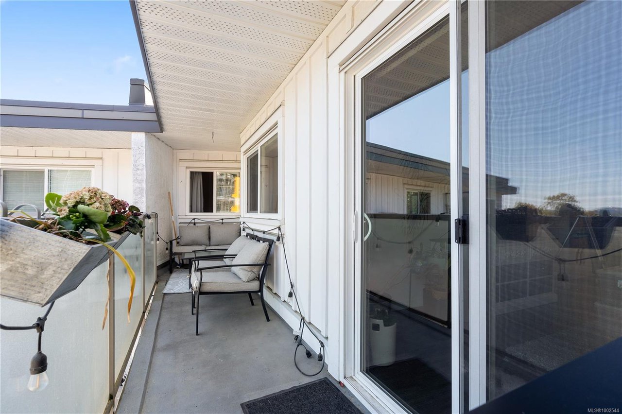 303-848 Esquimalt Rd, Esquimalt