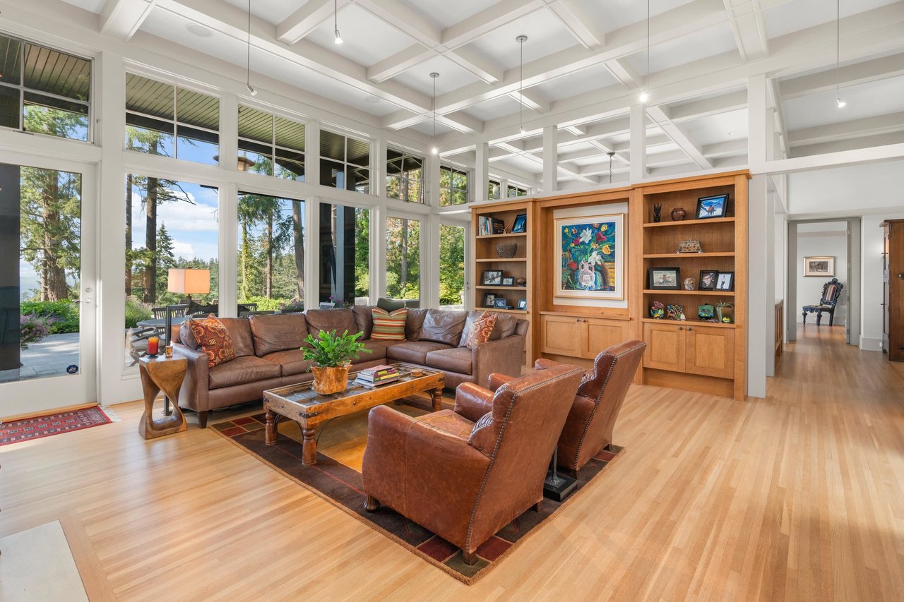 4528 Caulfeild Lane