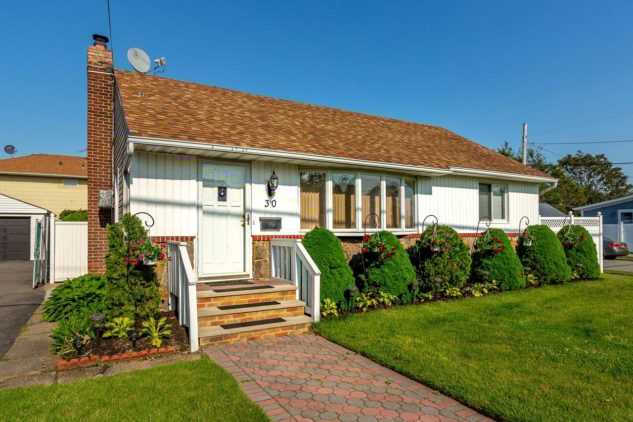 30 Gardner Ave, Hicksville