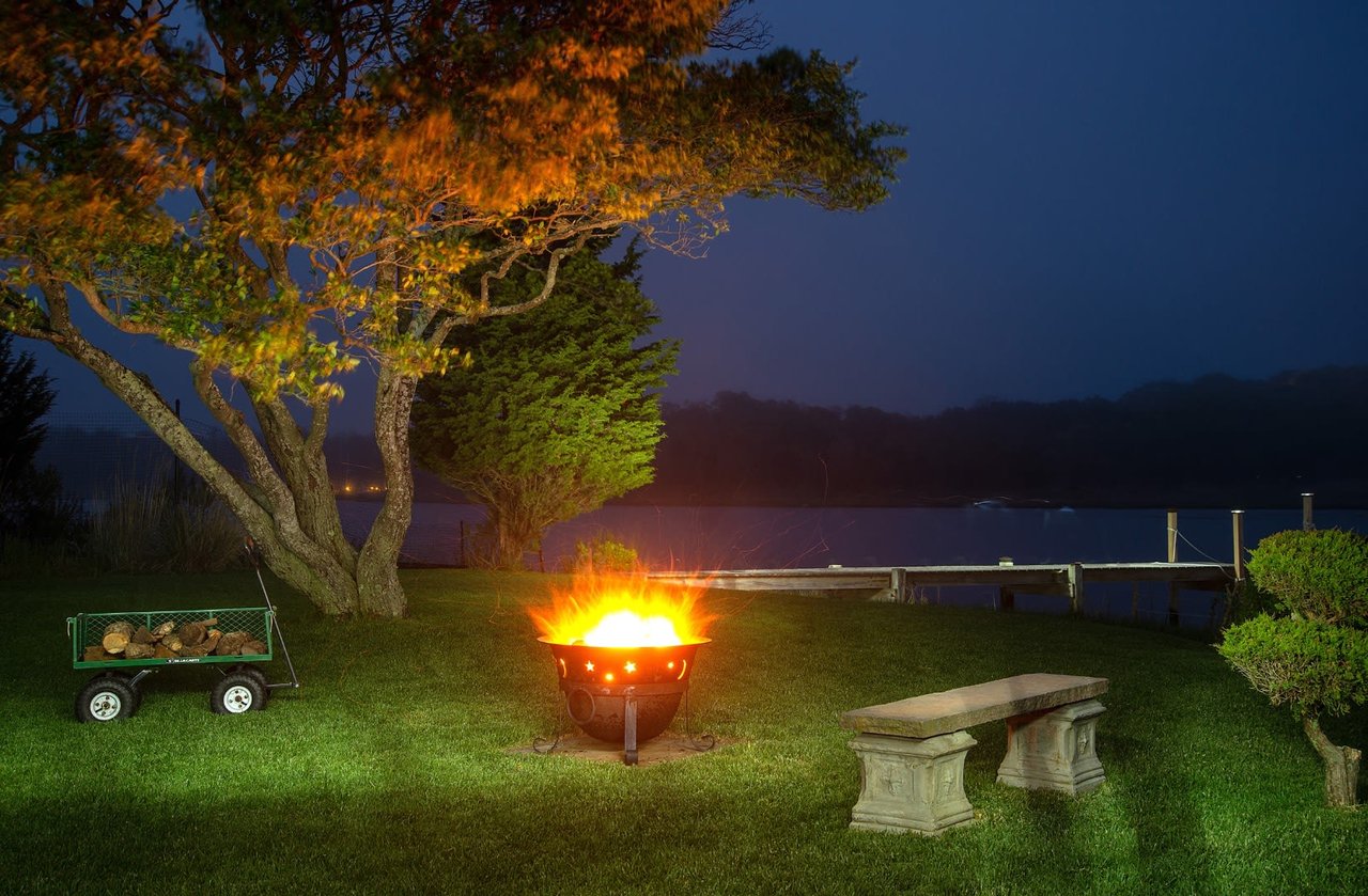 Modern Waterfront with Dock in East Hampton 