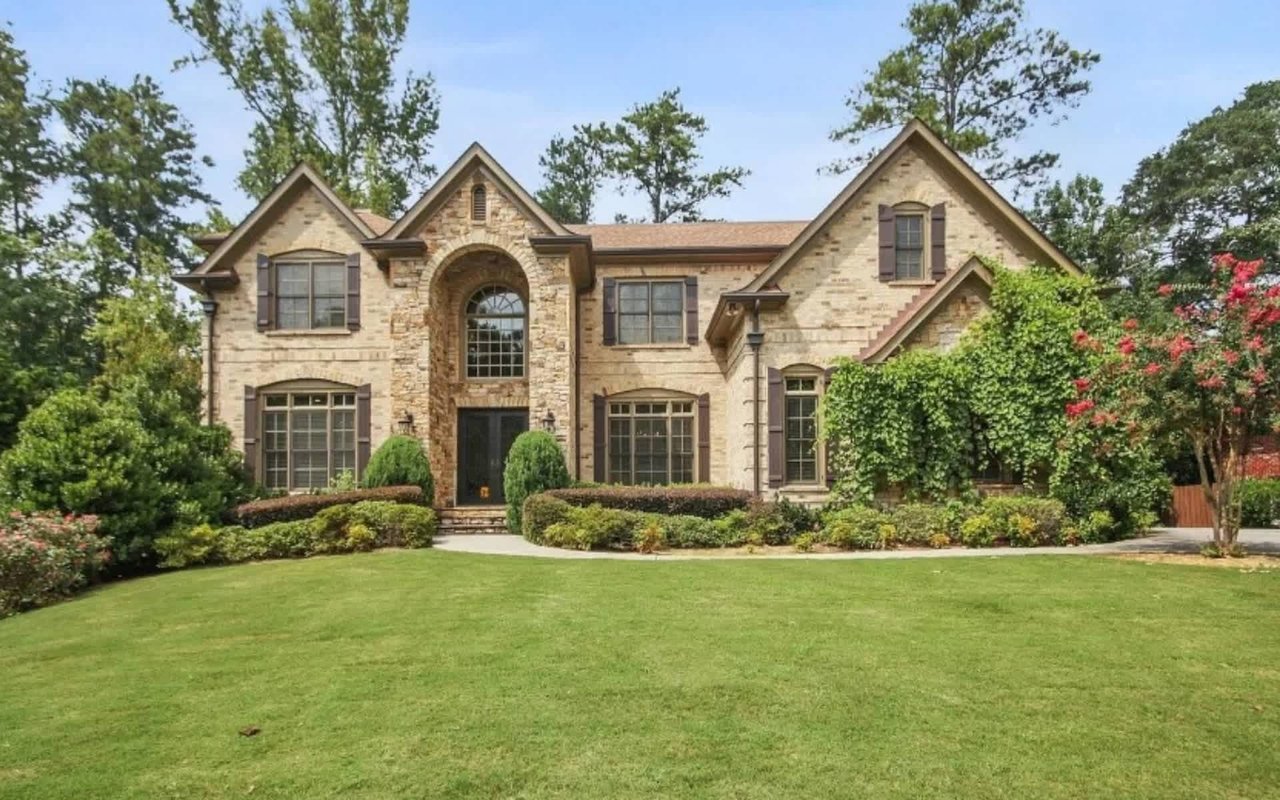 Exquisite Luxury Living in Oak Grove: A Must-See Private Retreat