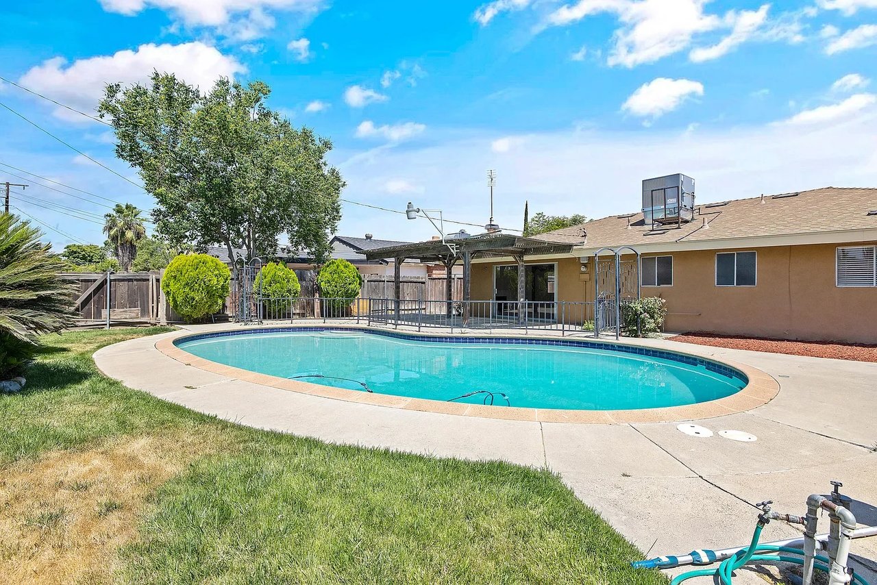 1207 W Cambridge Dr
