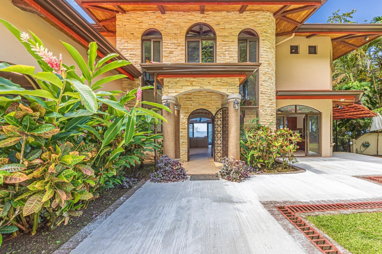 Colonial Oceanfront Rental Estate, Dominical, Puntarenas