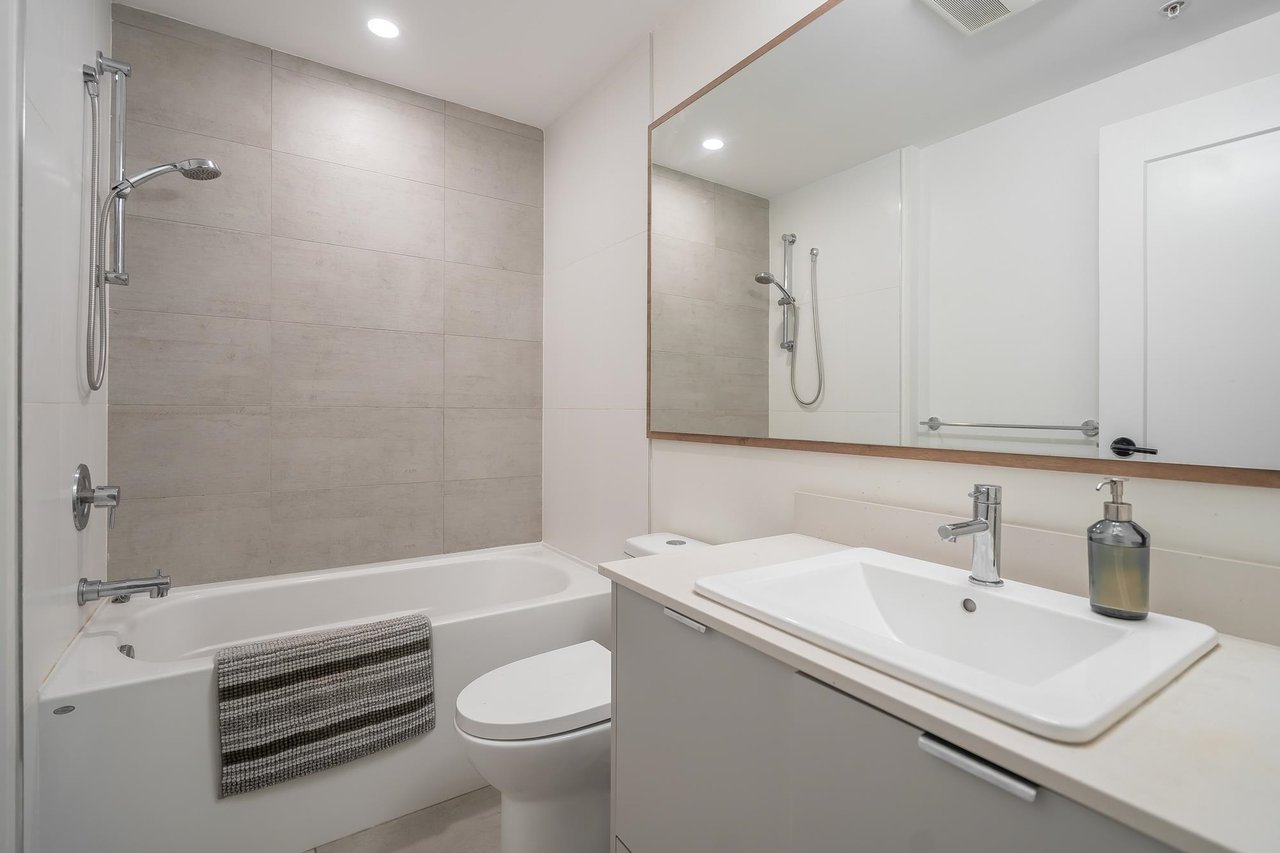 327-2493 Montrose Ave