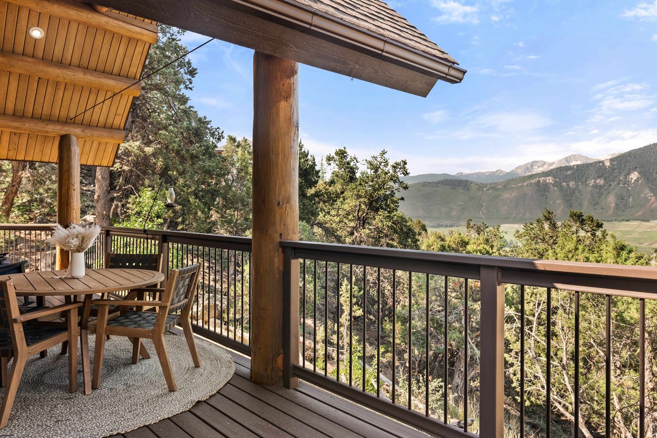  Modern and Chic Log Cabin in Basalt 