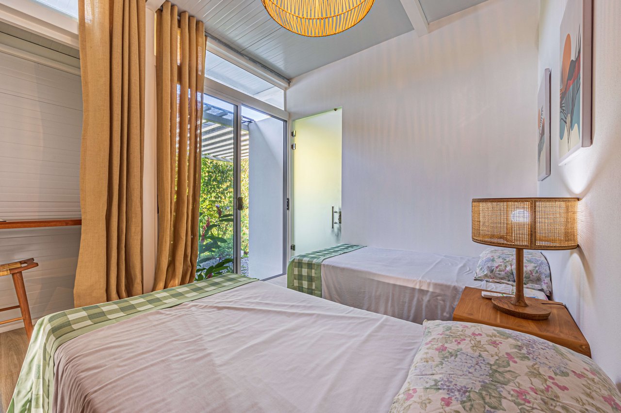 Casa Las Palmeras, Stunning Mountain and Ocean View Home