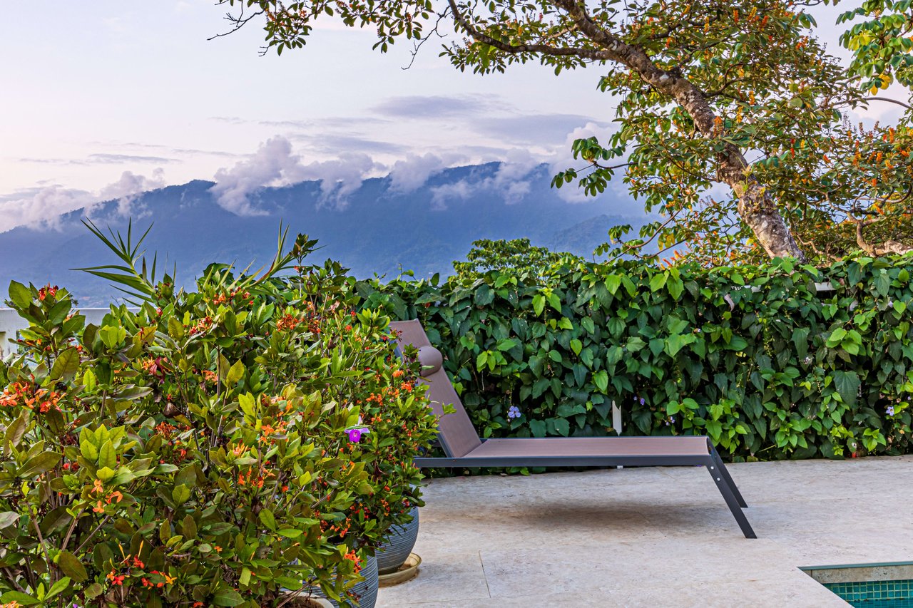 Casa Las Palmeras, Stunning Mountain and Ocean View Home