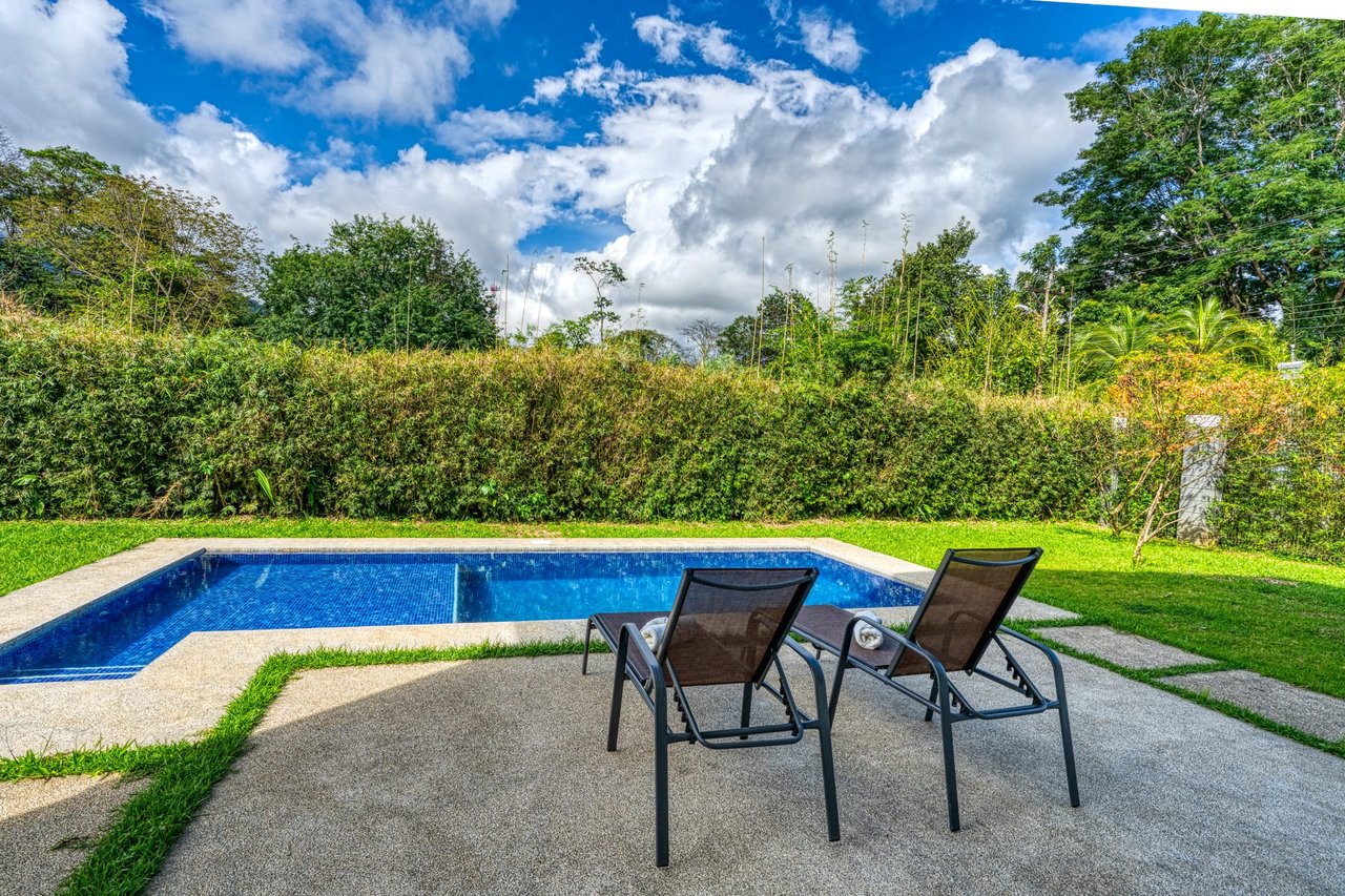 3 BEDROOM MODERN HOME WITH POOL WALKING DISTANCE TO EVERYTHING IN UVITA