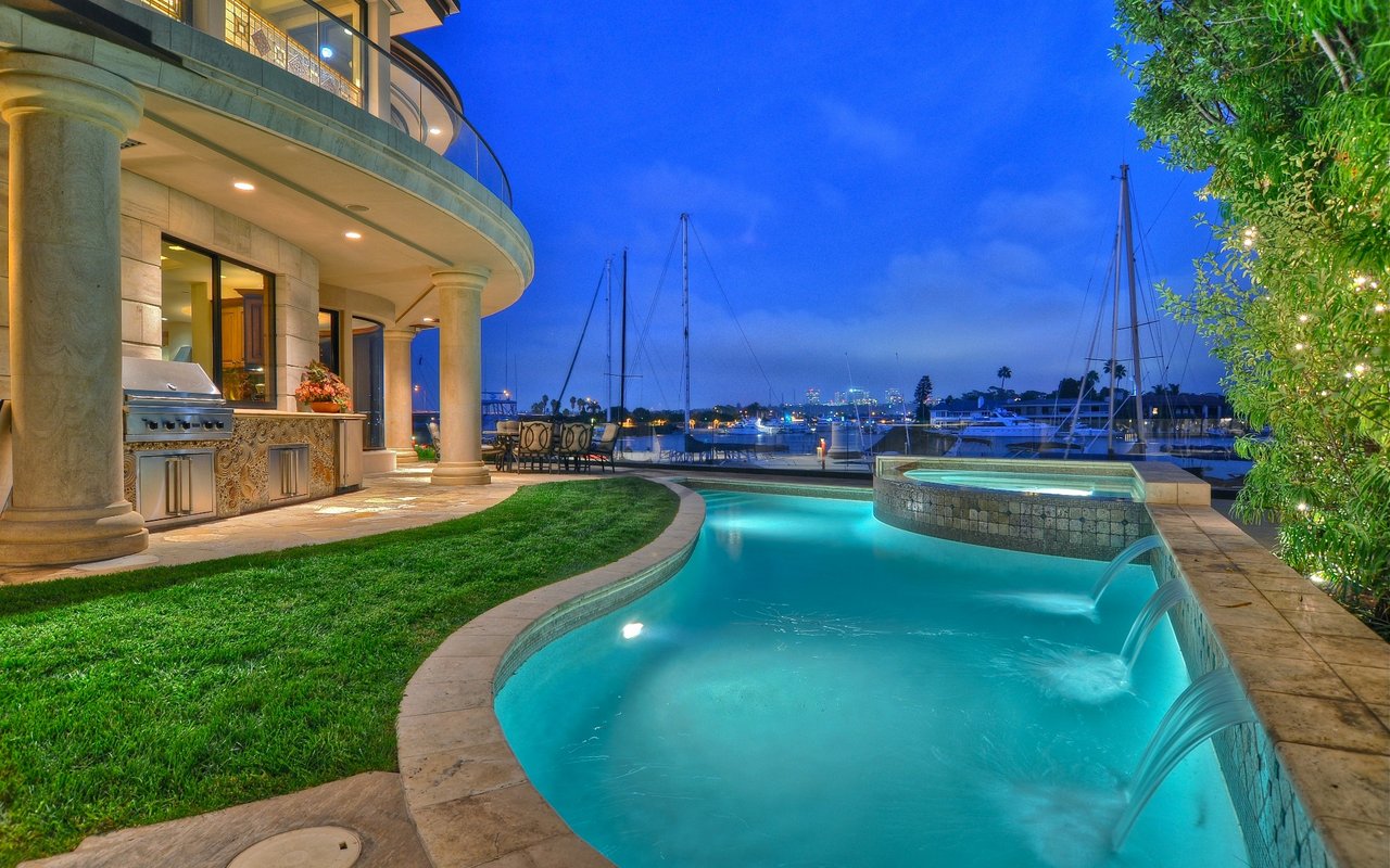 2832 Bayshore Dr