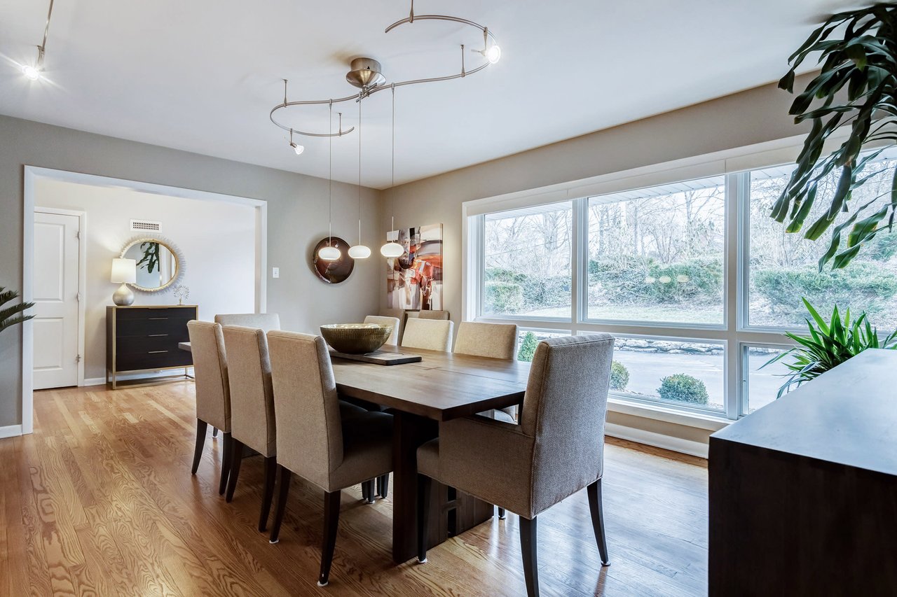 Sophisticated & Stylish in Charming Ladue