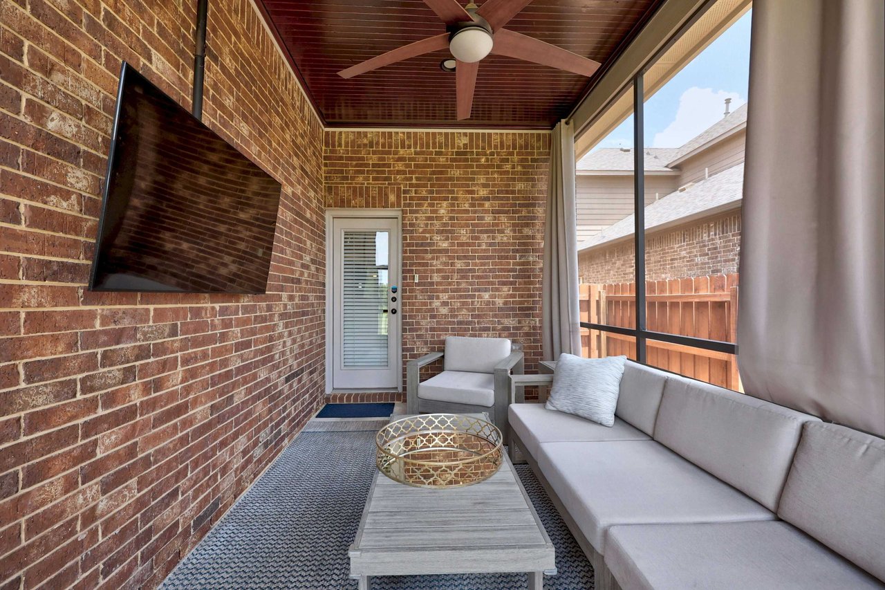 Beautifully Appointed Single-Story in Oak Creek: Modern Floors and Screened-In Patio Overlooking Green Space w/ NO Backyard Neighbor!