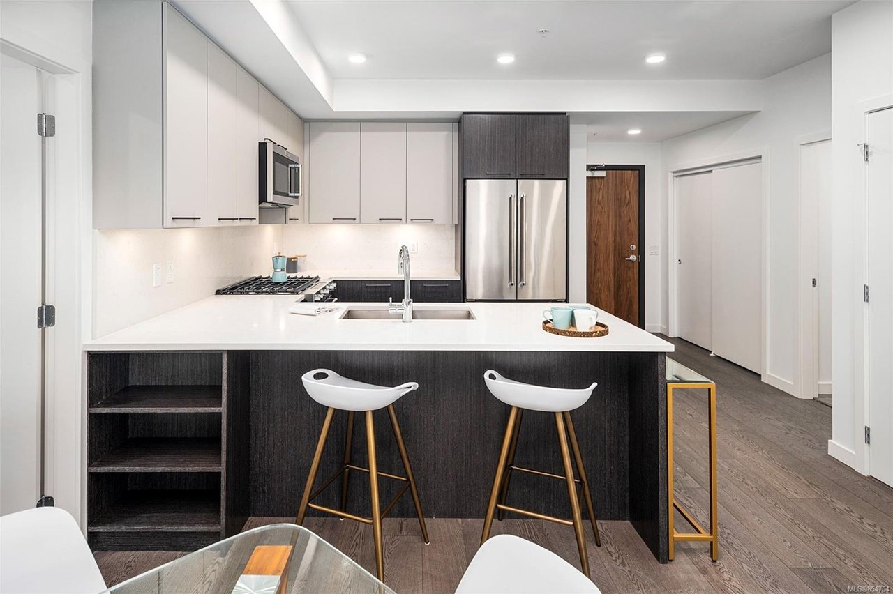 403-7162 W Saanich Rd