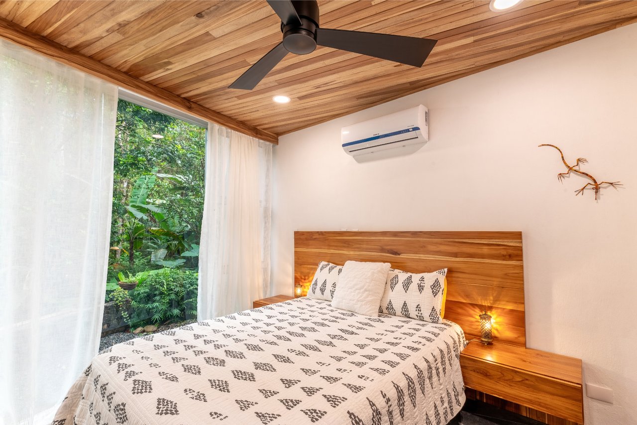 Solar Powered Glass Villa, Ojochal, Puntarenas