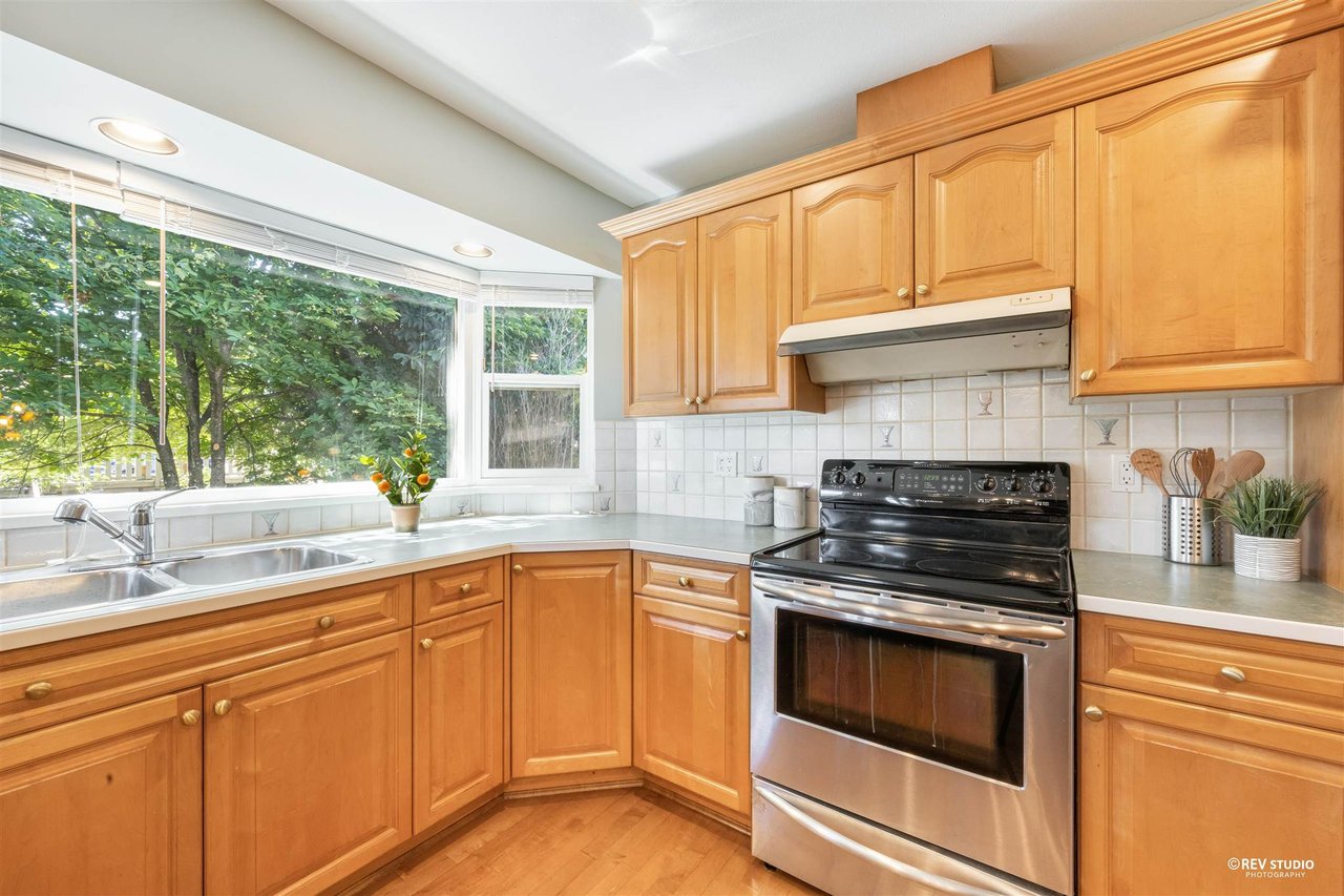 3162 Bute Cres