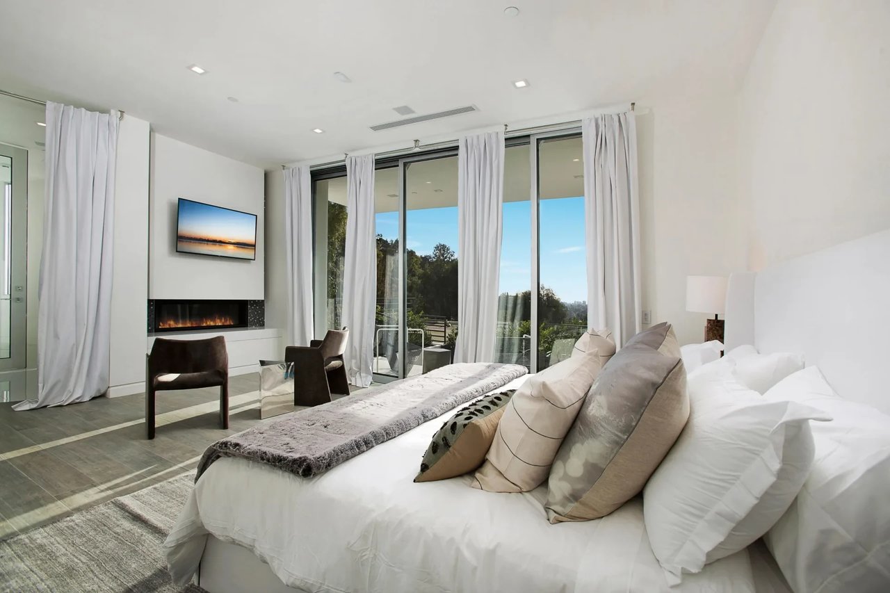 BEVERLY CREST DR