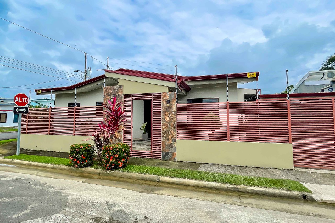 Beautiful Modern Home Manuel Antonio