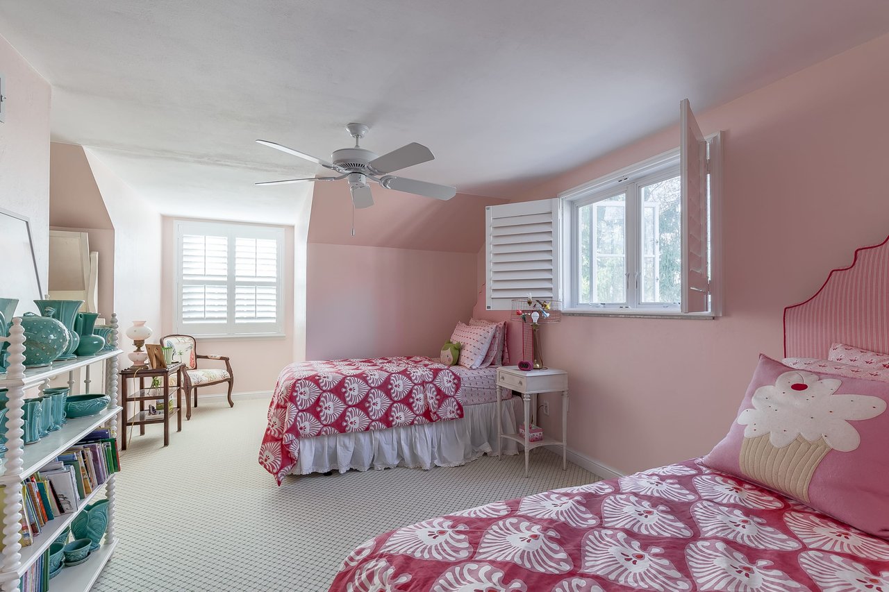 Darling 1.5 Story Home in Crystal Lake Park