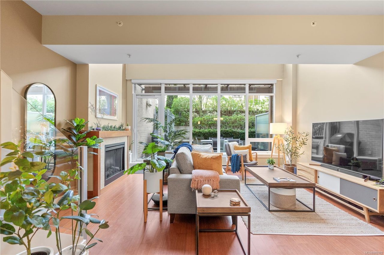 302-828 Rupert Terr, Victoria
