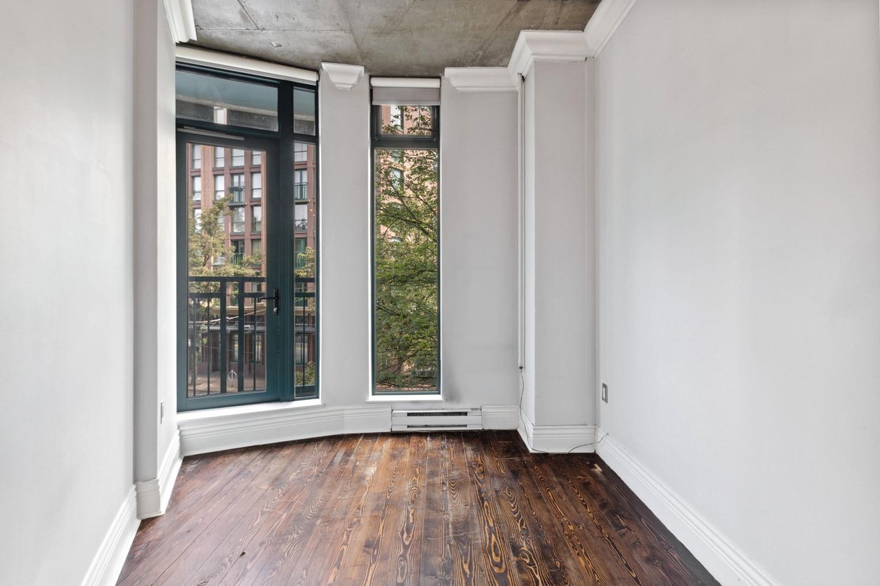 208-22 E Cordova St