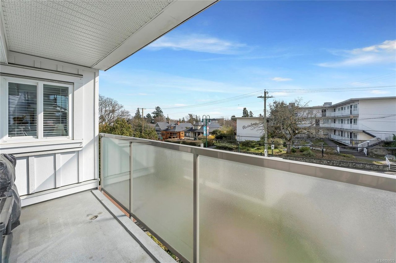 204-848 Esquimalt Rd