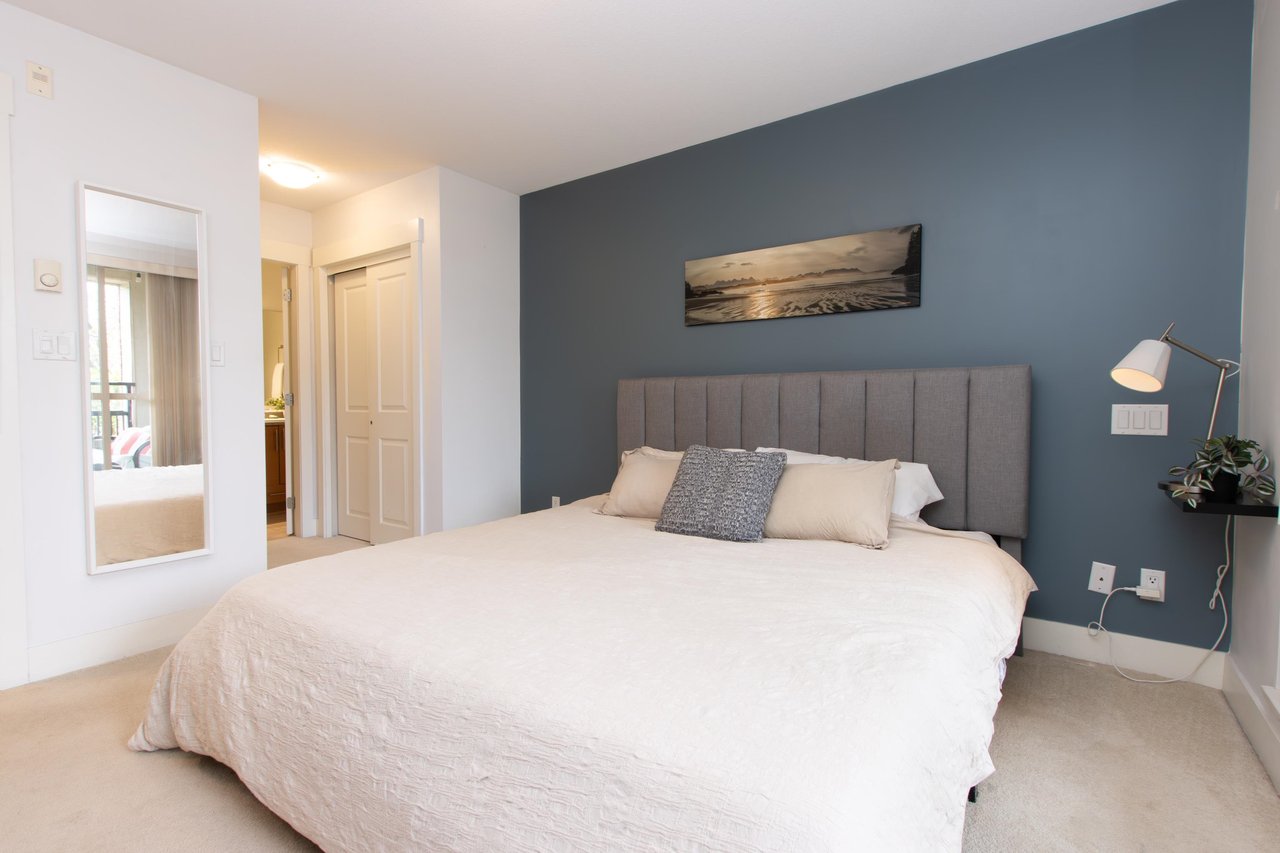 217-1211 Village Green Wy