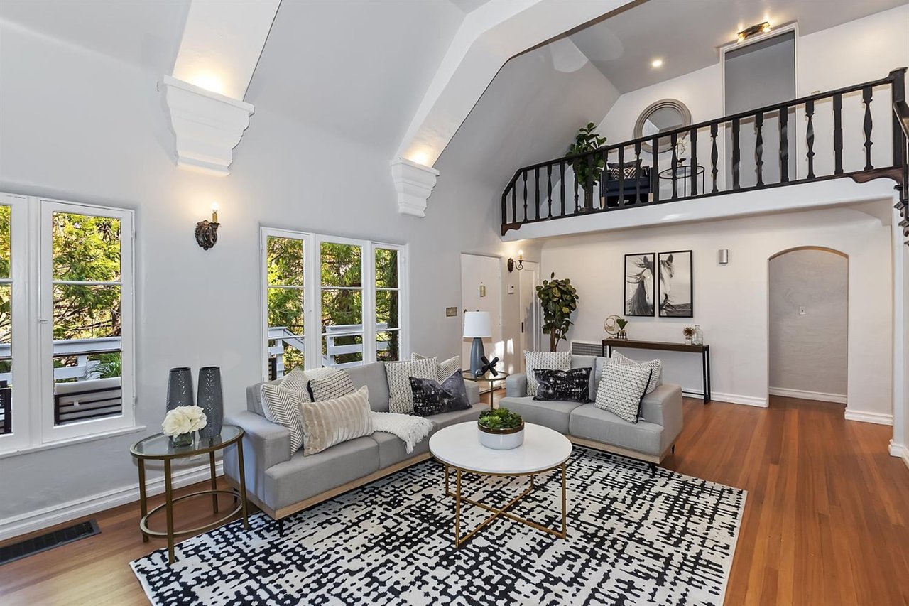 323 Sunset Dr
