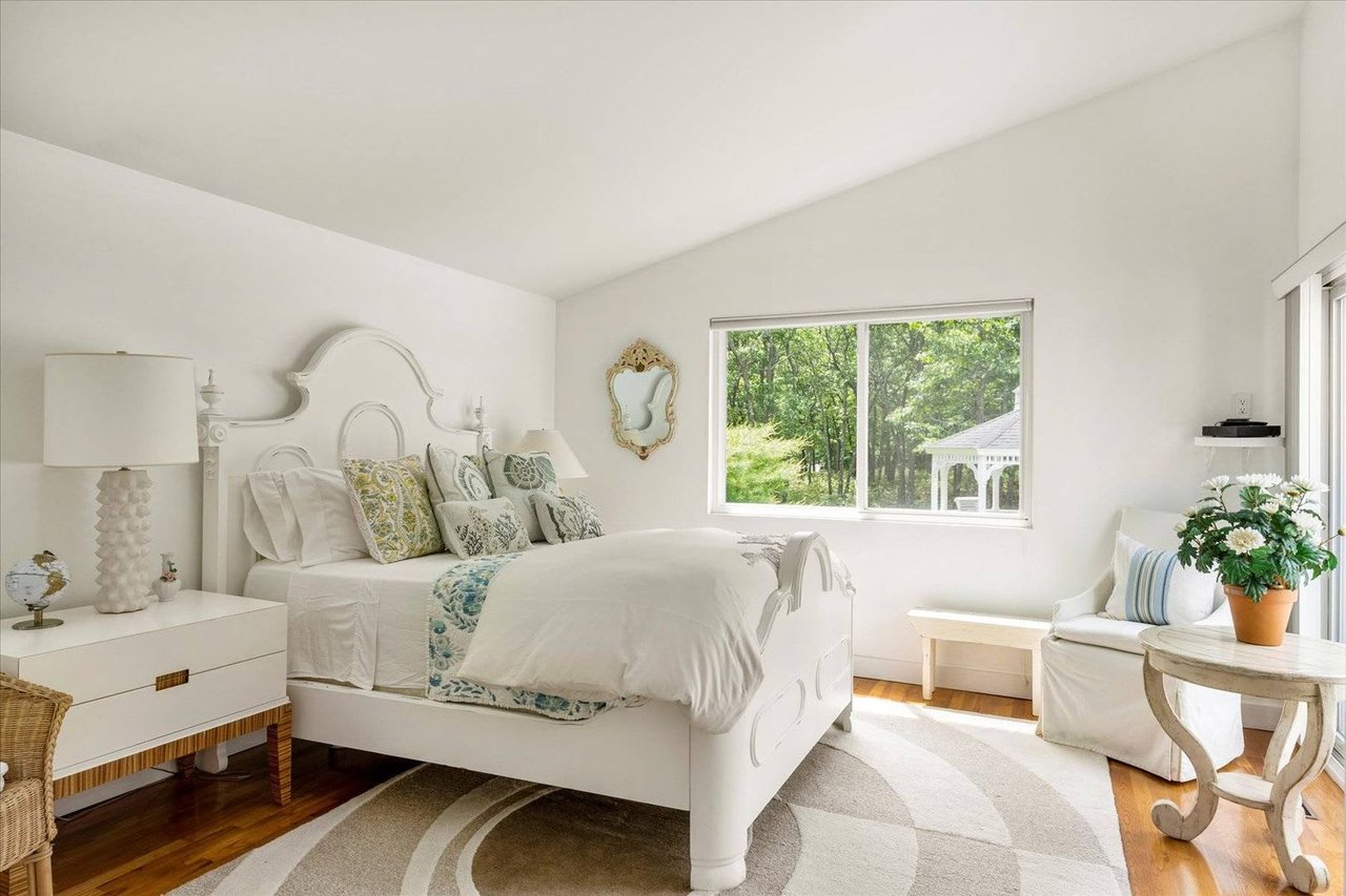 LIGHT AND BRIGHT, COMFY AND CLEAN. EAST HAMPTON SUMMER RENTAL