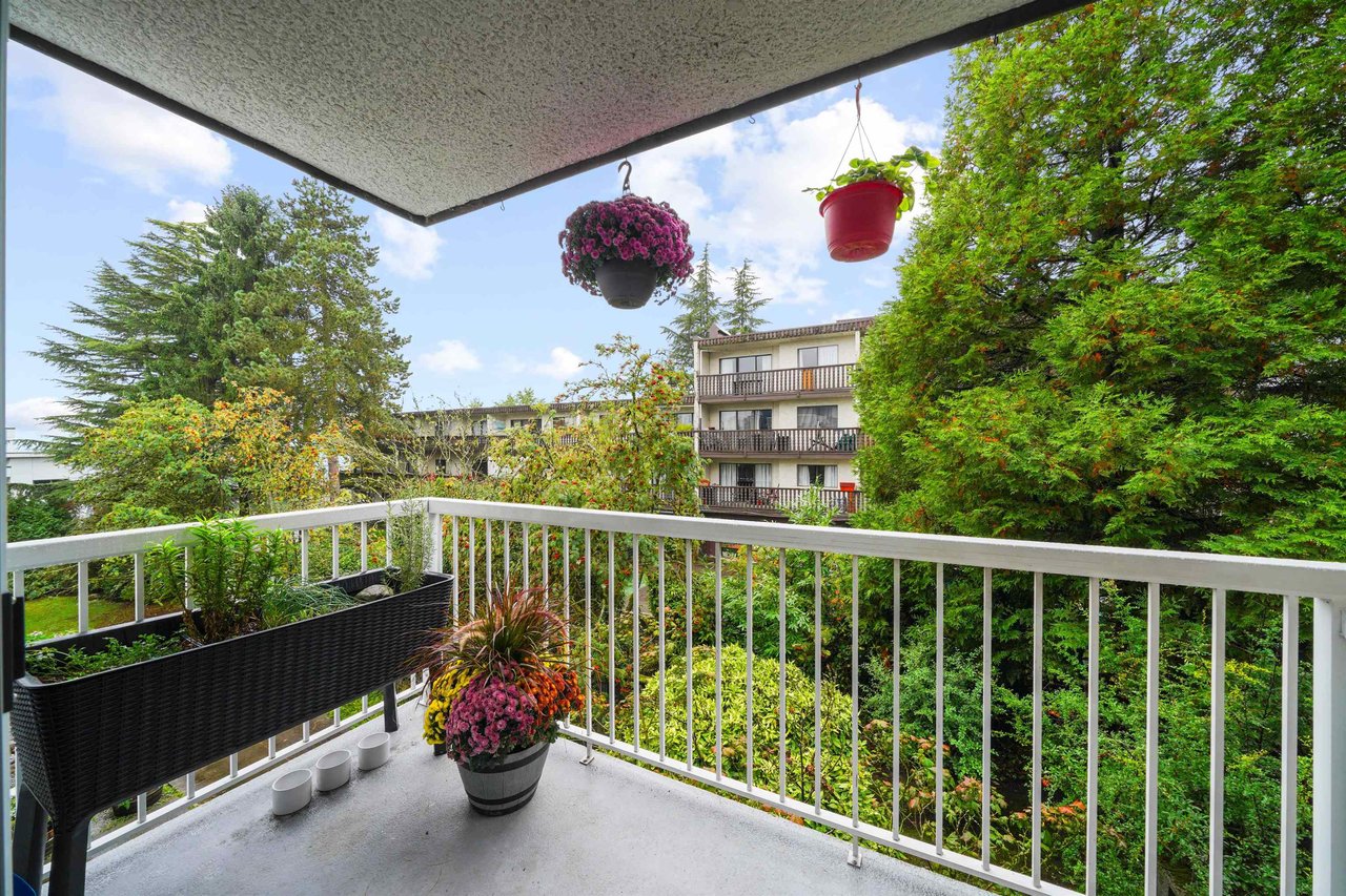 317-371 Ellesmere Ave